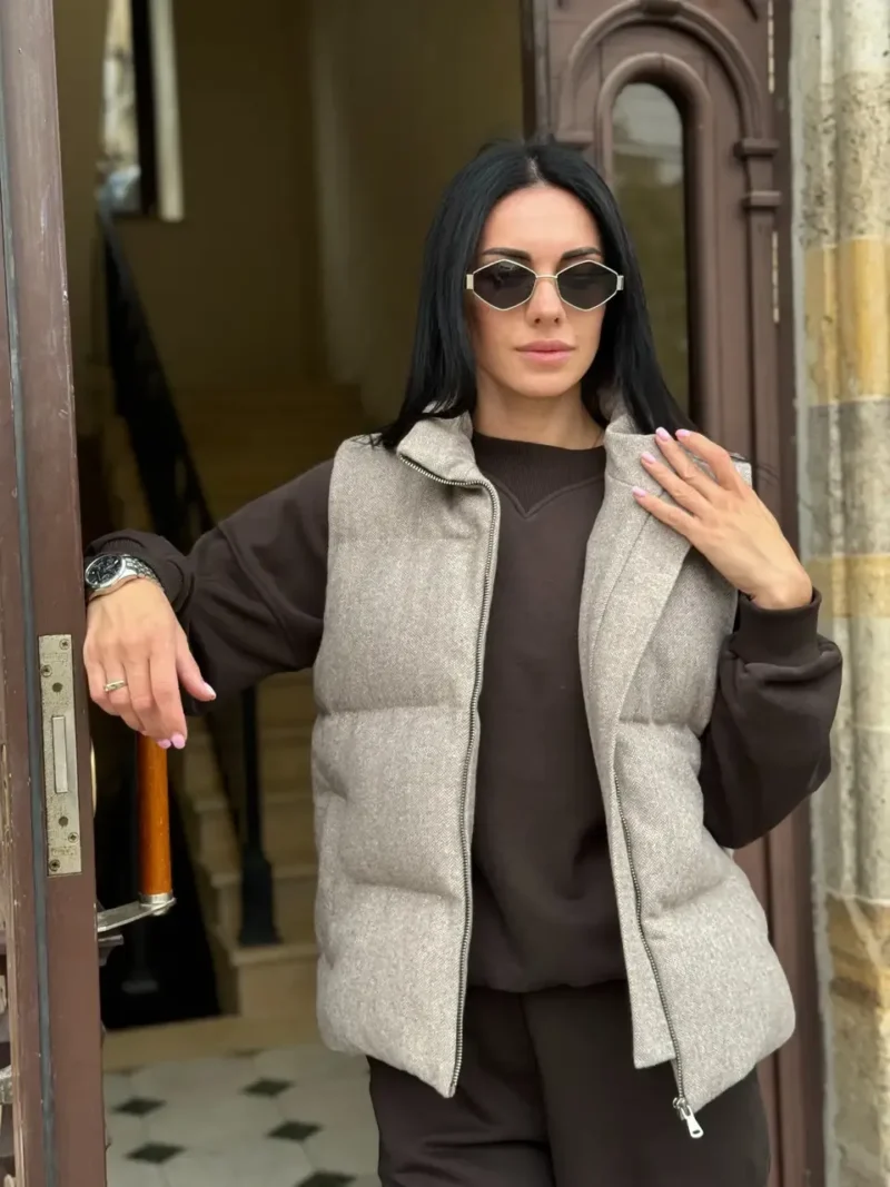 Жіноча трендова кашемірова жилетка з кишенями, Тепла оверсайз безрукавка наповнювач екопух із коміром