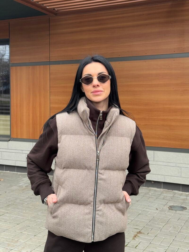Жіноча трендова кашемірова жилетка з кишенями, Тепла оверсайз безрукавка наповнювач екопух із коміром