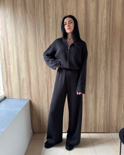 В’язаний костюм із кофтою на блискавці та штанами вільного крою