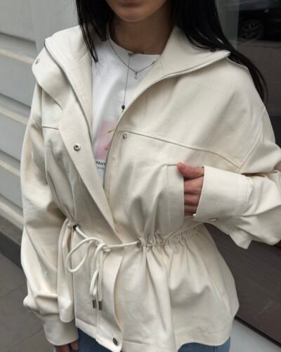 Бежева парка на кулісці