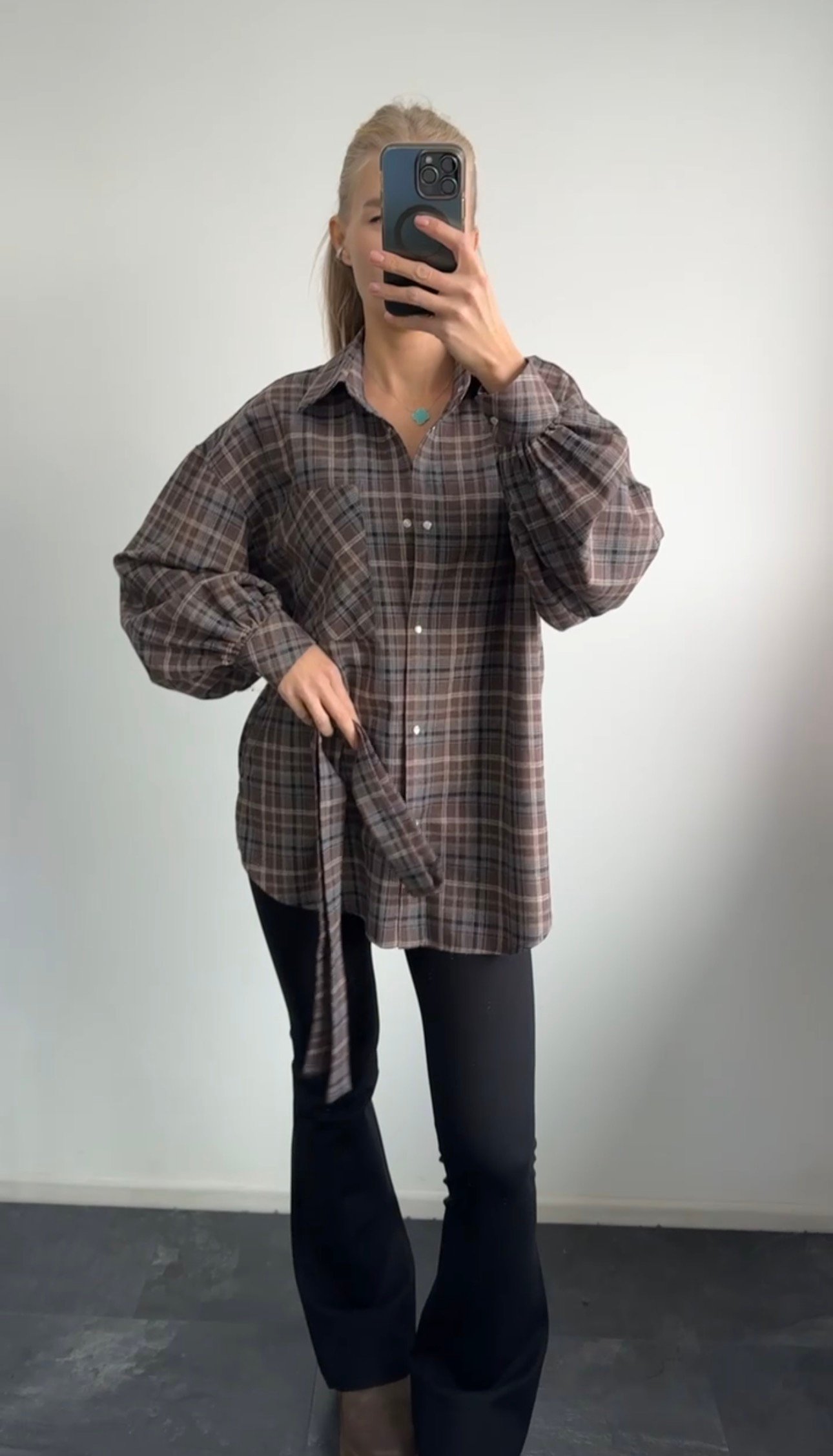 Шоколадна фланелева сорочка з акцентними рукавами-ліхтариками